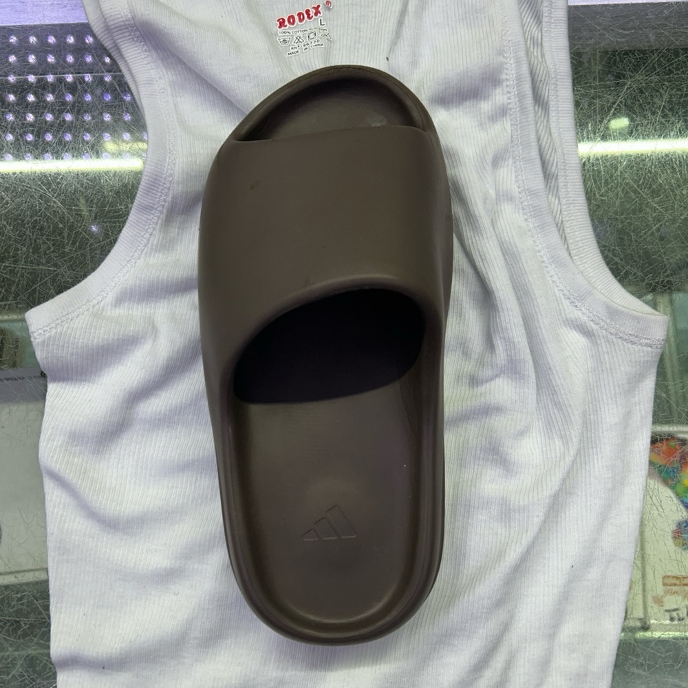 Yeezy Kids Foam Slide in Dark Brown